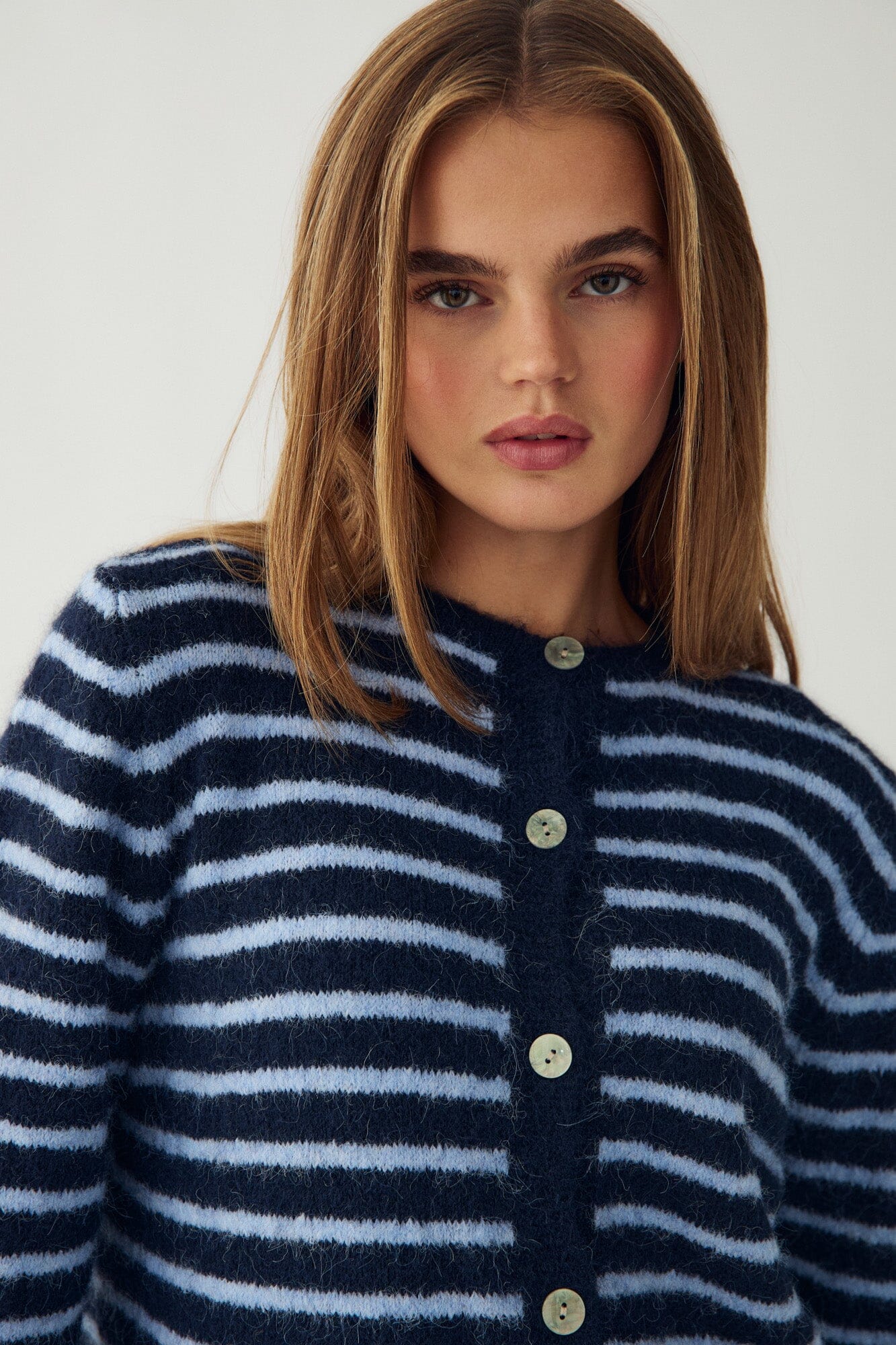 Strickjacke Mertice mit blauen Streifen