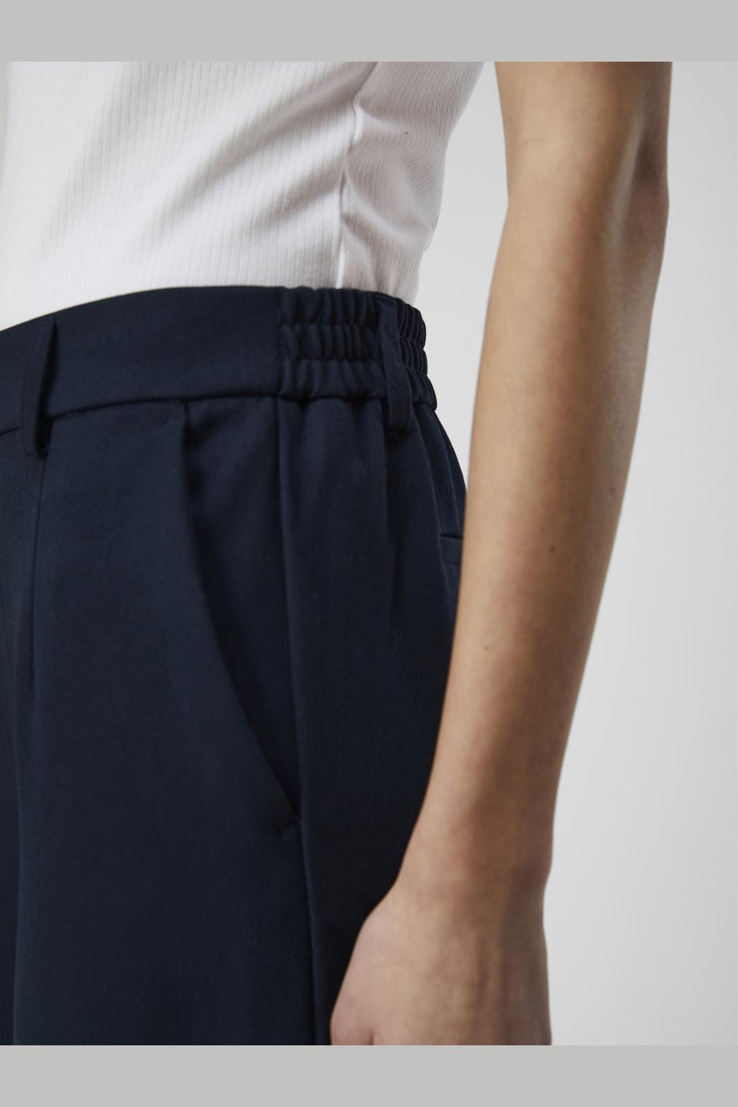 Stoffhose Lisa mit Nadelstreifen und weitem Bein