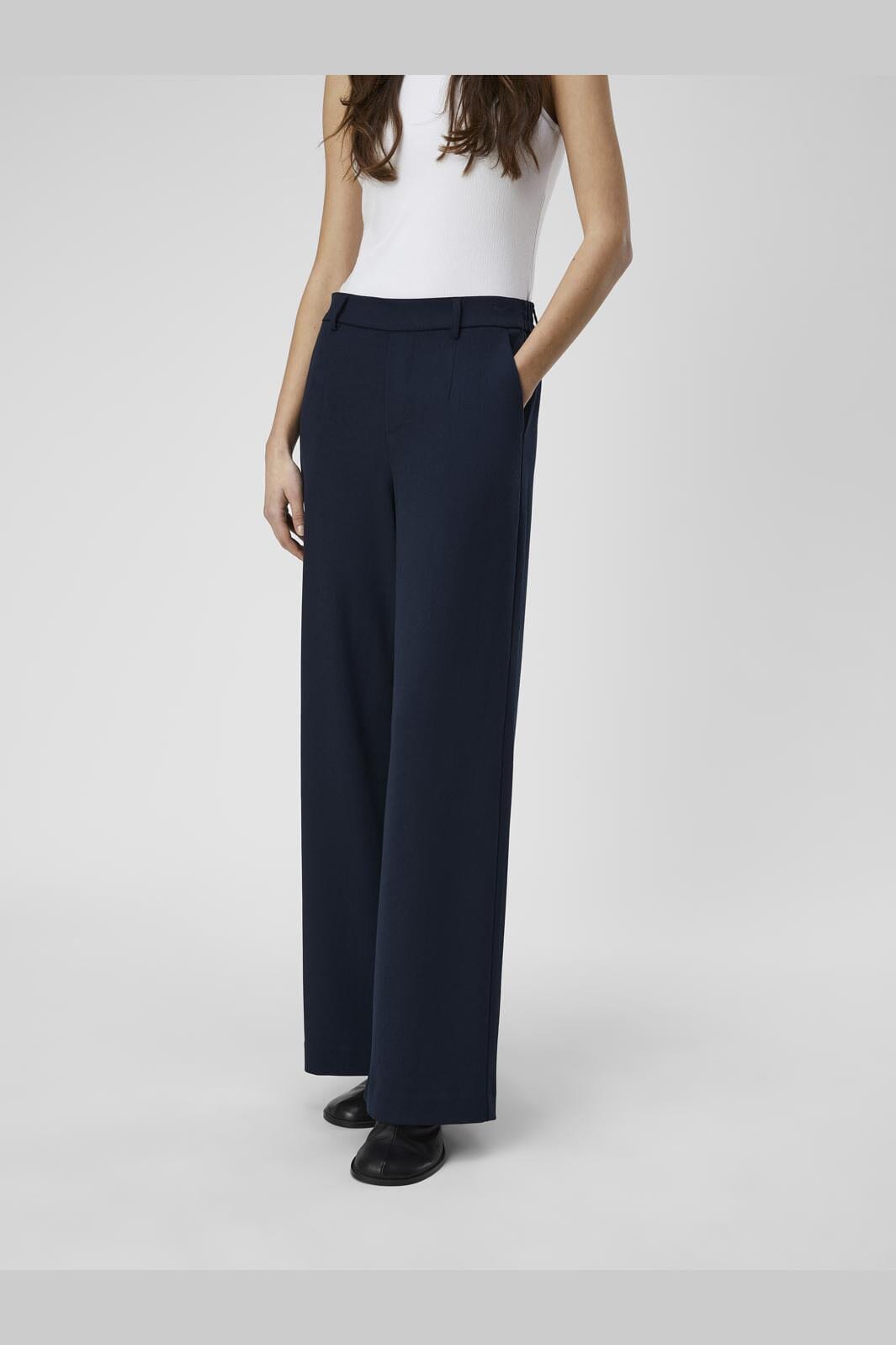 Stoffhose Lisa mit Nadelstreifen und weitem Bein